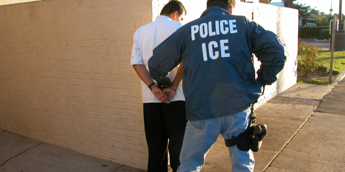 Cuales Son Los Delitos que Pueden Causar una Deportación?